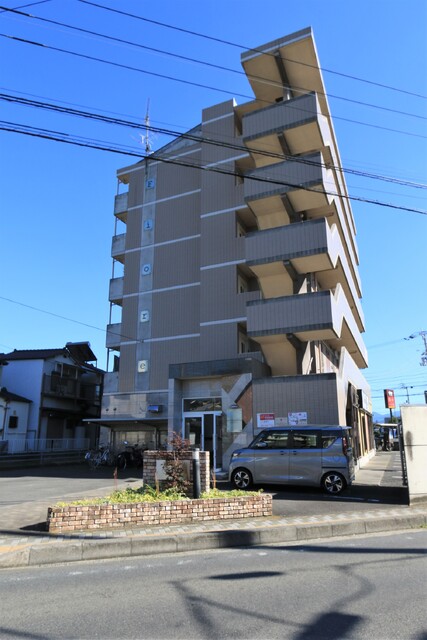 松山市樽味のマンションの建物外観