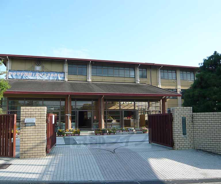 【京都市伏見区深草大亀谷大山町のアパートの小学校】