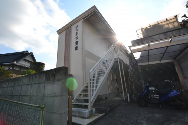 大阪狭山市半田のアパートの建物外観