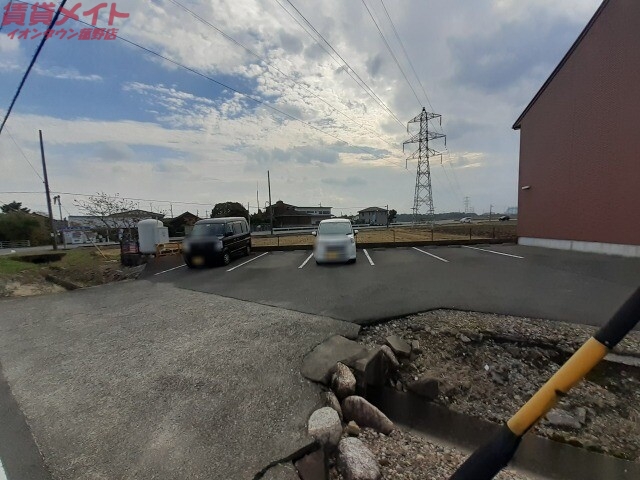 【三重郡菰野町大字永井のアパートの駐車場】