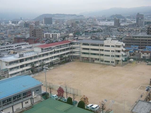 【広島市安佐南区緑井のマンションの小学校】