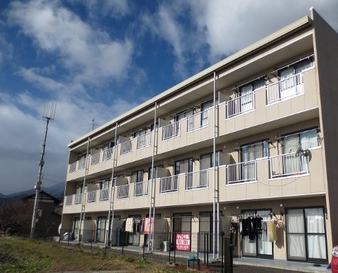 松本市梓川倭のマンションの建物外観