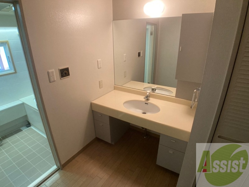 バス・シャワールーム　洗面台はこちらを含め３か所ございます！！