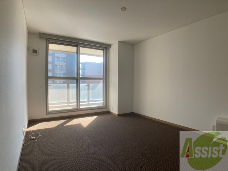 その他部屋・スペース　９帖の洋室です。広々として、きれいですね。