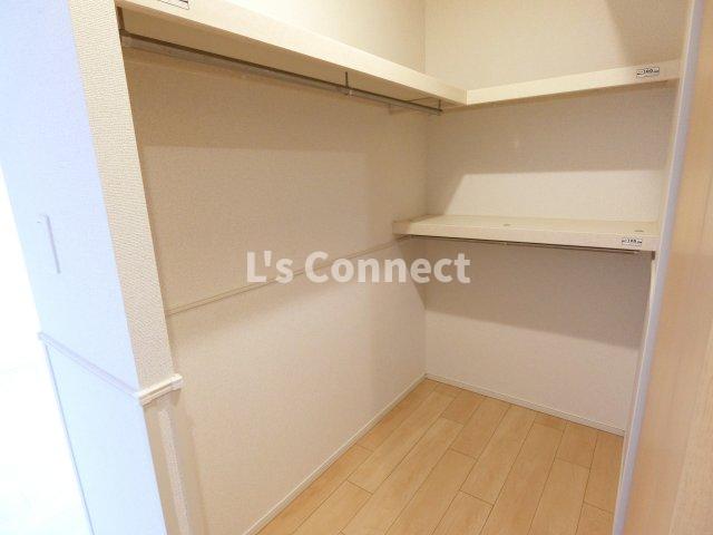 収納　ウォークスルークローゼットでお荷物もすっきり収納。