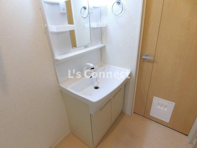 洗面設備　朝の支度もスムーズな独立洗面台。