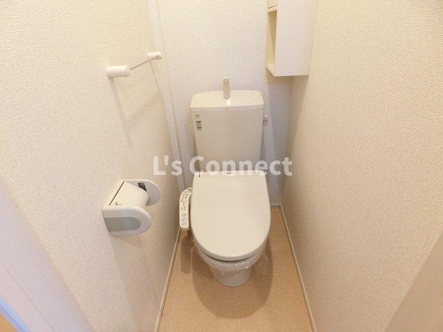 トイレ　温水洗浄便座付きのトイレ。