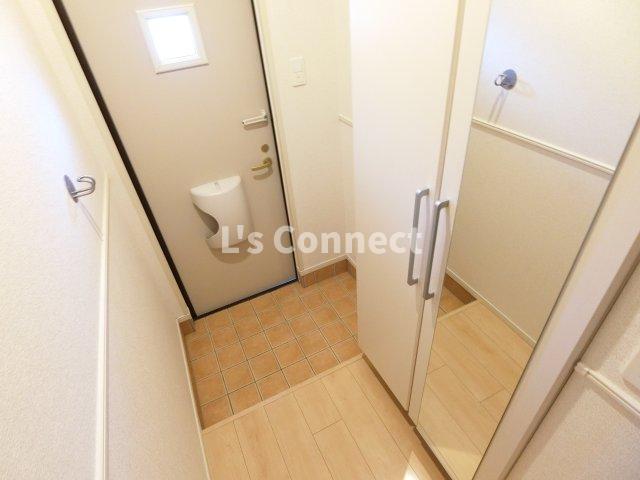 玄関　背の高い下駄箱には鏡付きで身だしなみチェック。