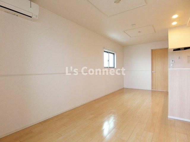 居室・リビング　１３．２帖のＬＤＫ。角部屋で２面に窓があります。