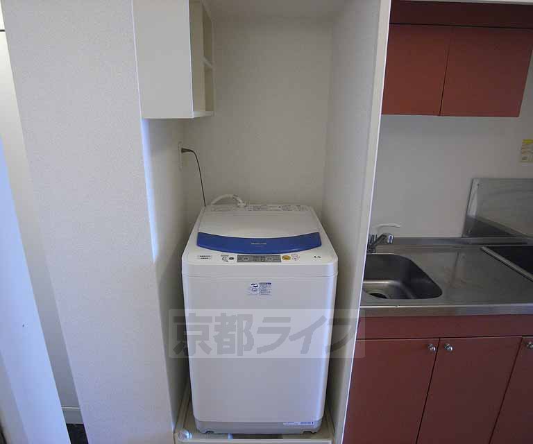 その他設備　洗濯機はキッチンの隣にございます。