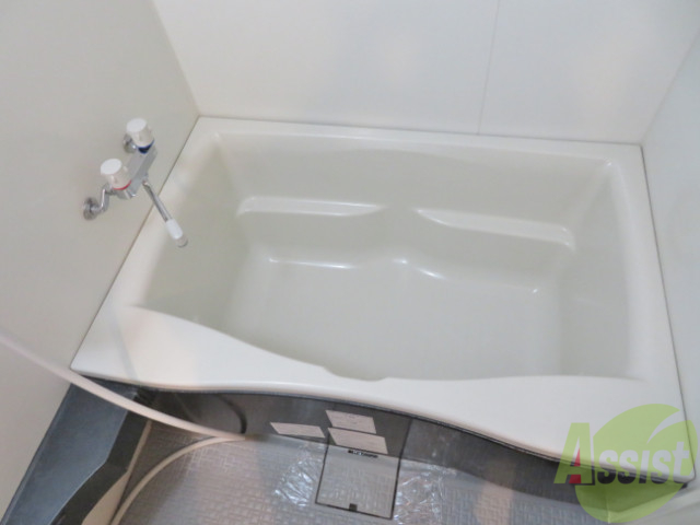 バス・シャワールーム　綺麗なお風呂です。このサイズならゆったり入れそうですね