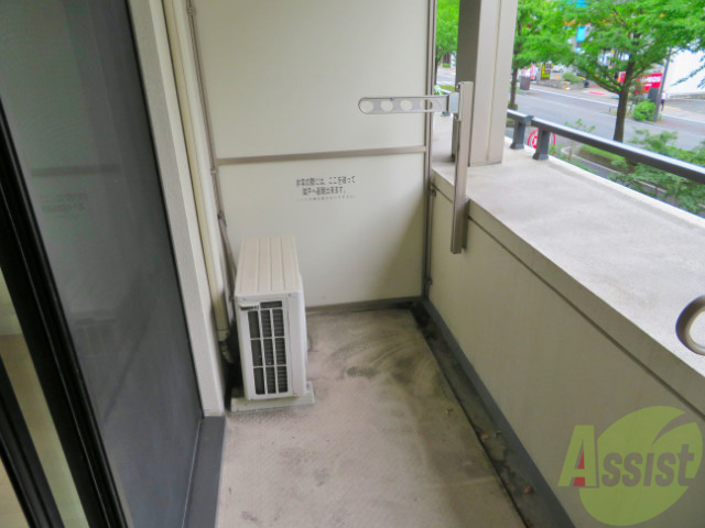 バルコニー　ちょっと広めのバルコニーです。陽もよく当たりますね。