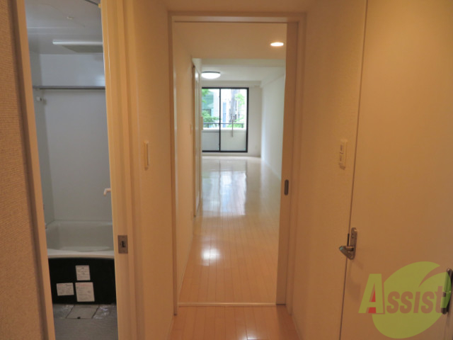 玄関　玄関からの一枚。奥行きで広さが伝わるでしょうか。