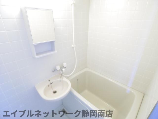 バス・シャワールーム　落ち着いた空間のお風呂です