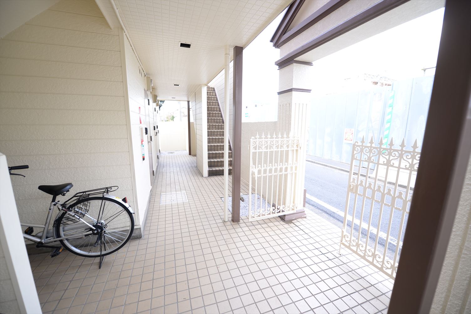 その他共有部分　屋根が付いているところに自転車を置くスペースがあります。