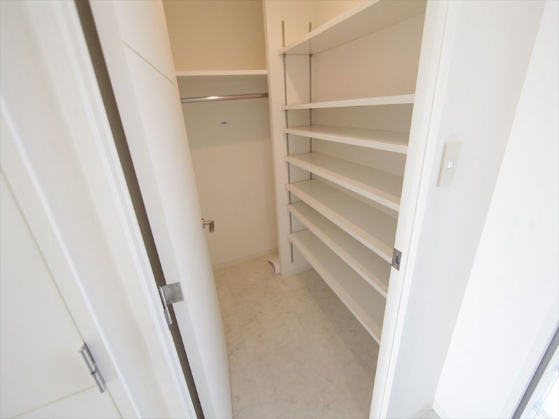 玄関　玄関　シューズウォークインクローゼット付（収納充実してます）
