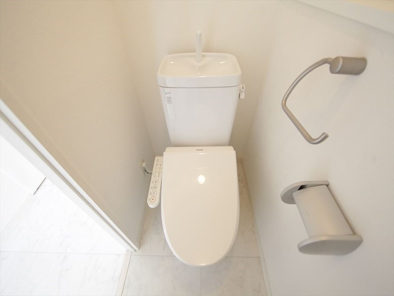 トイレ　温水洗浄暖房便座付トイレ