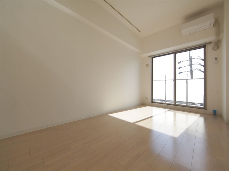 バルコニー　洋室8帖　エアコン完備　バルコニー