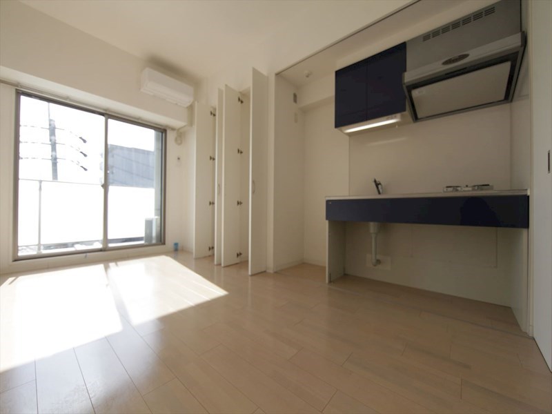 居室・リビング　洋室8帖　システムキッチン　エアコン完備　バルコニー