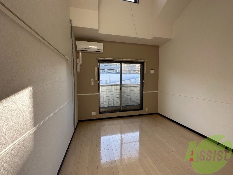 その他部屋・スペース　８．２帖の洋室です。日差しがあり明るい印象でした。