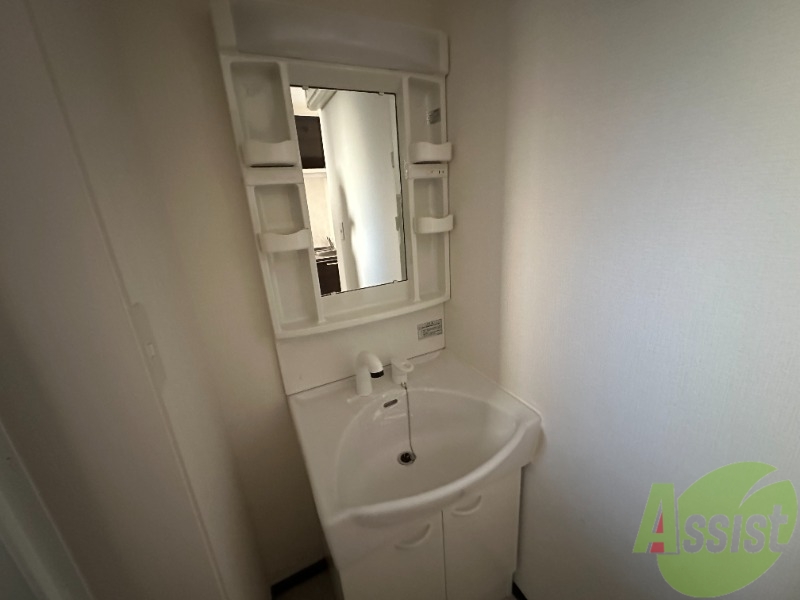 洗面設備　洗面台はシンプルなつくりで手入れがしやすそうですね。