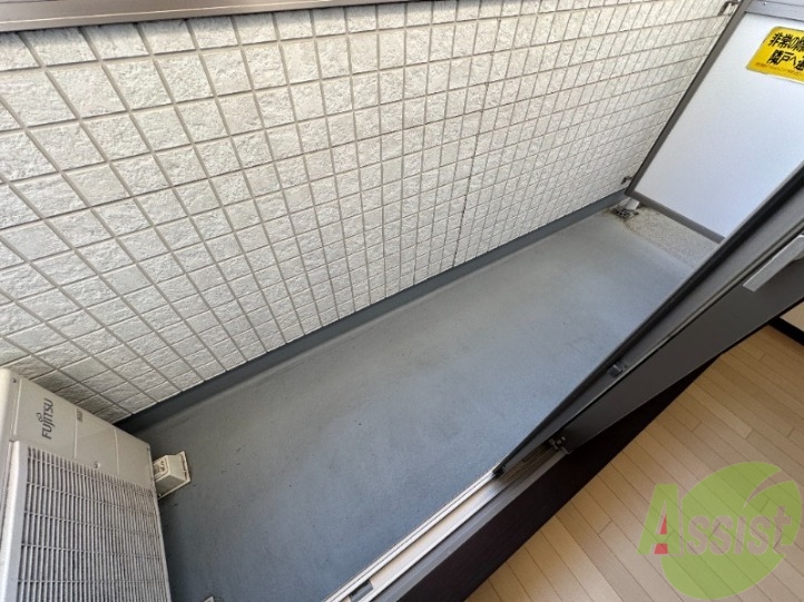 バルコニー　バルコニーは洗濯物を干すのに十分な広さがありますね。