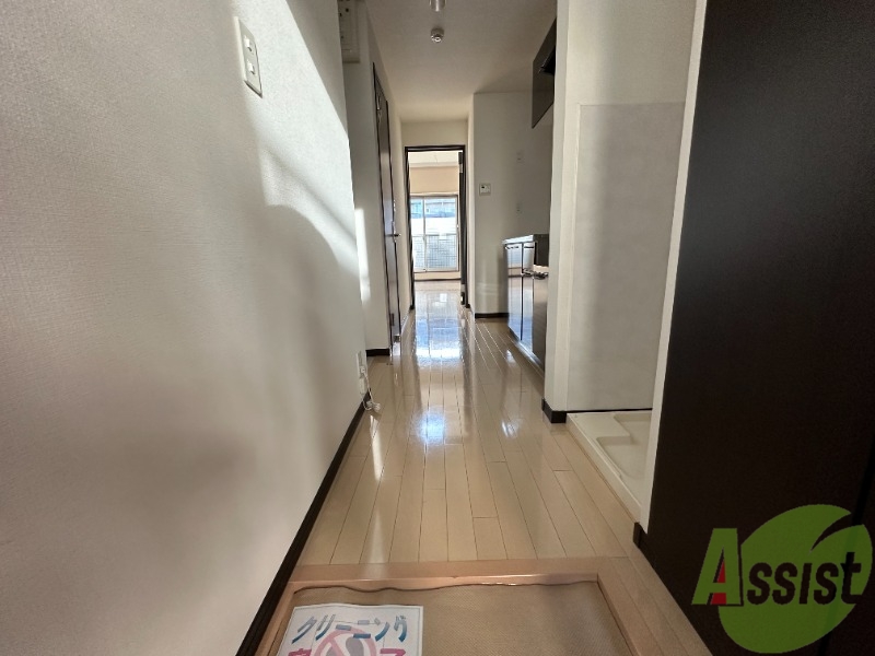 玄関　玄関から撮影しました。明るい印象ですね。