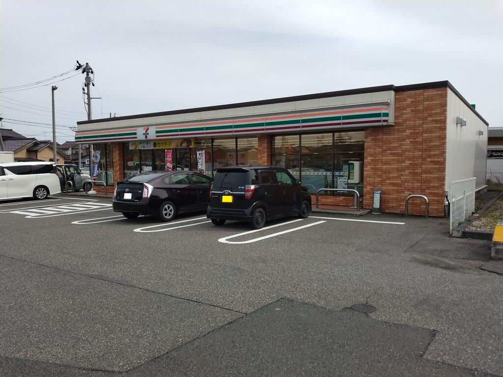 コンビニ　セブンイレブン新潟本馬越店（コンビニ）まで484m