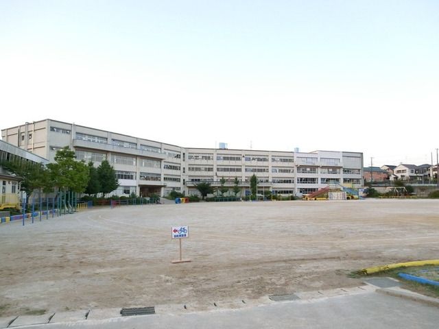 小学校　八ヶ崎小学校（小学校）まで570m