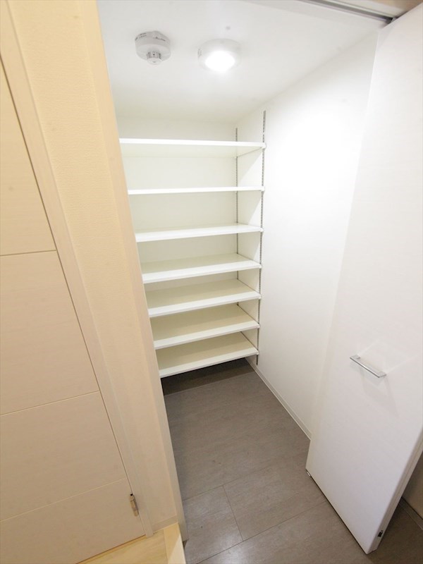 玄関　玄関　シューズクローク（収納充実してます）