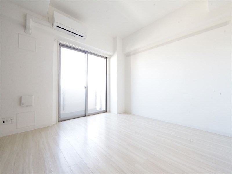 バルコニー　洋室8.2帖　エアコン完備　バルコニー