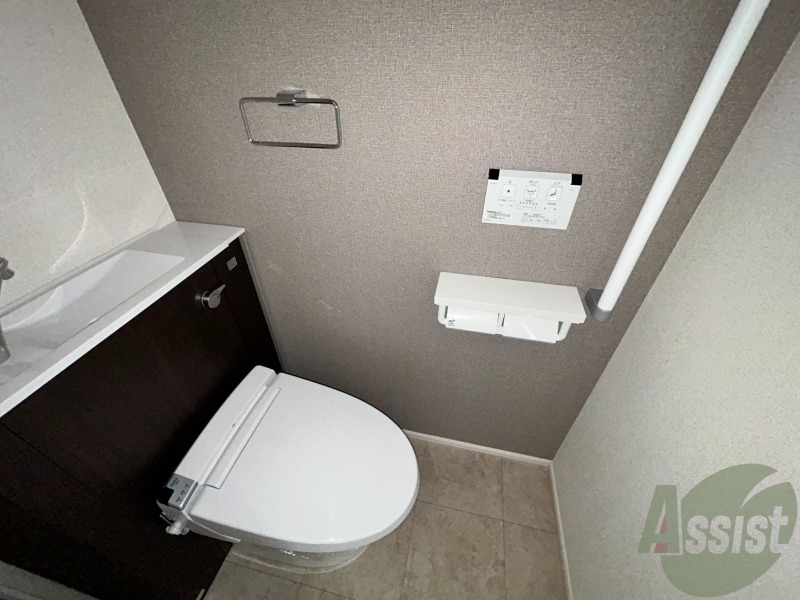 トイレ　温水洗浄便座でウォシュレット付きなので快適です。