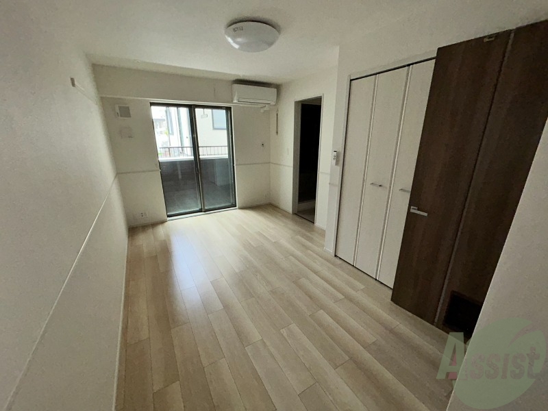 居室・リビング　８．９帖のリビングは広々として開放感があります。