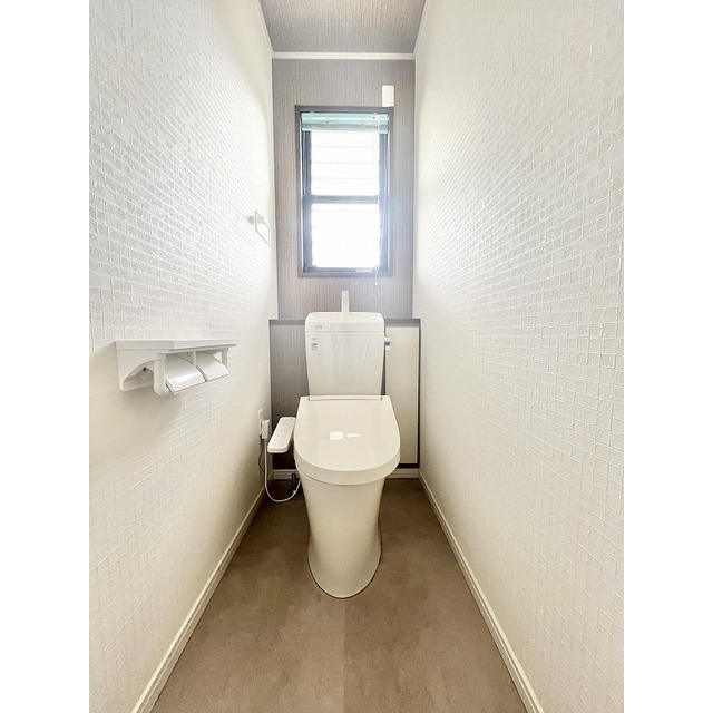 トイレ　1階トイレ・温水洗浄便座付き