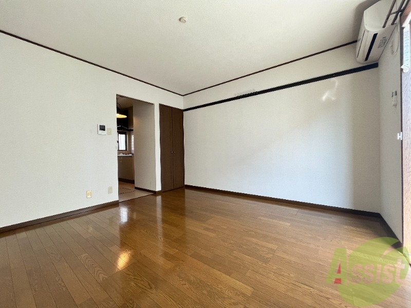 その他部屋・スペース　８帖の洋室です。日差しがあり明るい印象でした。