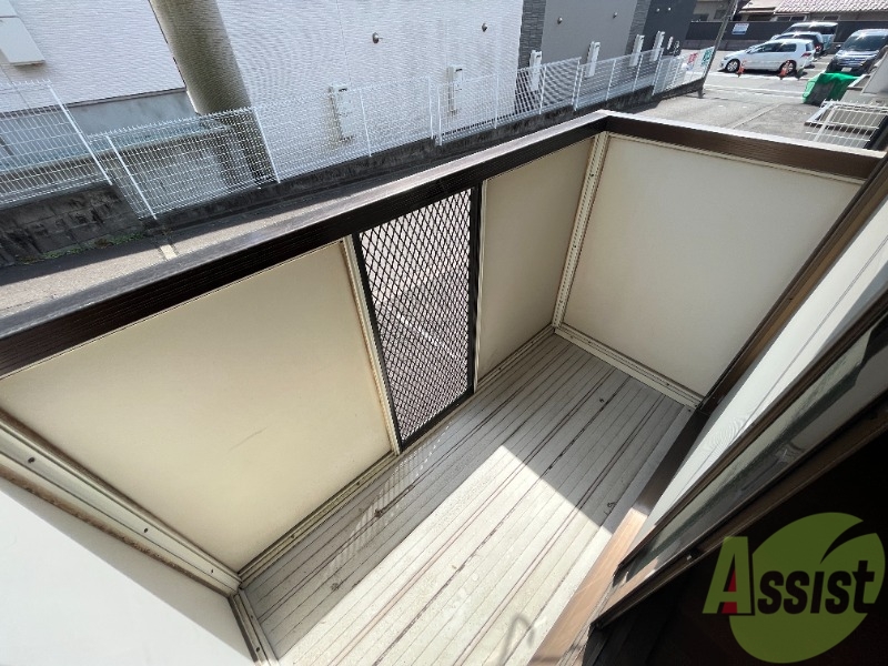 バルコニー　バルコニーは洗濯物を干すのに十分な広さがありますね。