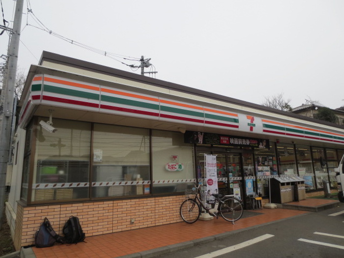 コンビニ　セブンイレブン（コンビニ）まで521m