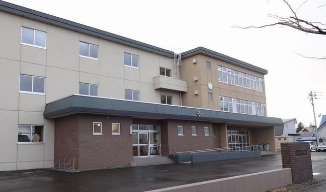 中学校　岩見沢市立緑中学校（中学校）まで510m