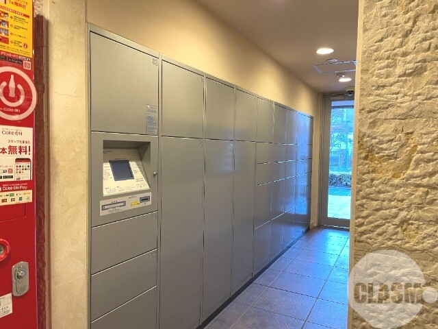 エントランス　留守中の荷物の受取は宅配ＢＯＸで♪