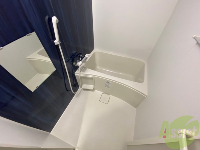 バス・シャワールーム　お風呂です。少し狭いですがシャワーするには十分ですね。