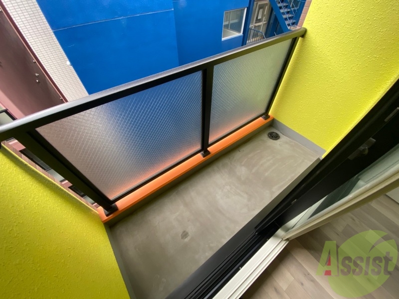 バルコニー　バルコニーは幅があり、広い印象を受けました。