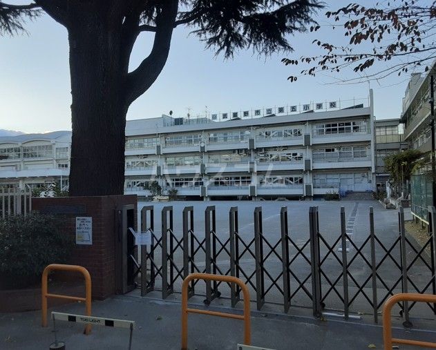 小学校　武蔵野市立第五小学校（小学校）まで878m