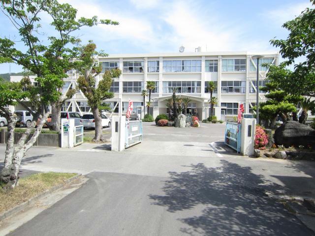 小学校　鳴門市立大津西小学校（小学校）まで537m