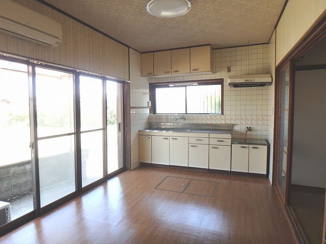 キッチン　窓付きで明るいですね☆