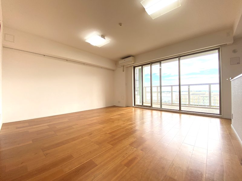 居室・リビング　LDK18.8帖　南東向きのお部屋　※照明、エアコンは残置物