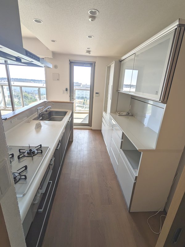 キッチン　リビングを見渡せる対面式キッチン！3口ガスコンロ＆グリル付、