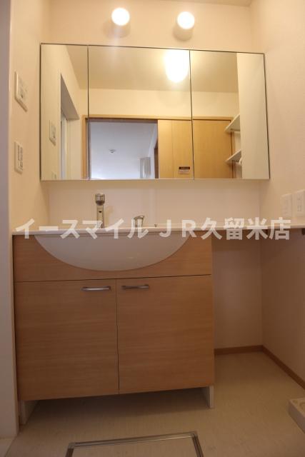 洗面設備　独立洗面化粧台が付いています
