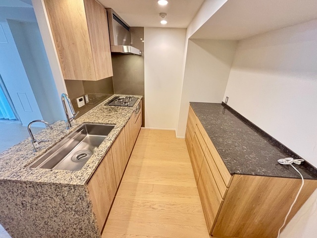 キッチン　３口ガスコンロ・グリル付