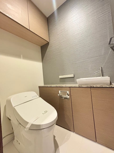 トイレ　温水洗浄機能付き暖房便座