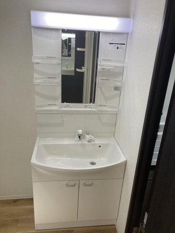 洗面設備　独立洗面化粧台が付いています
